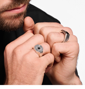 Model with ring onys silver