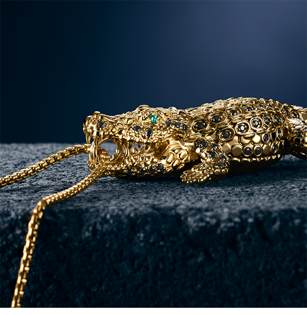 Yellow-gold plated pendant in 3D crocodile design