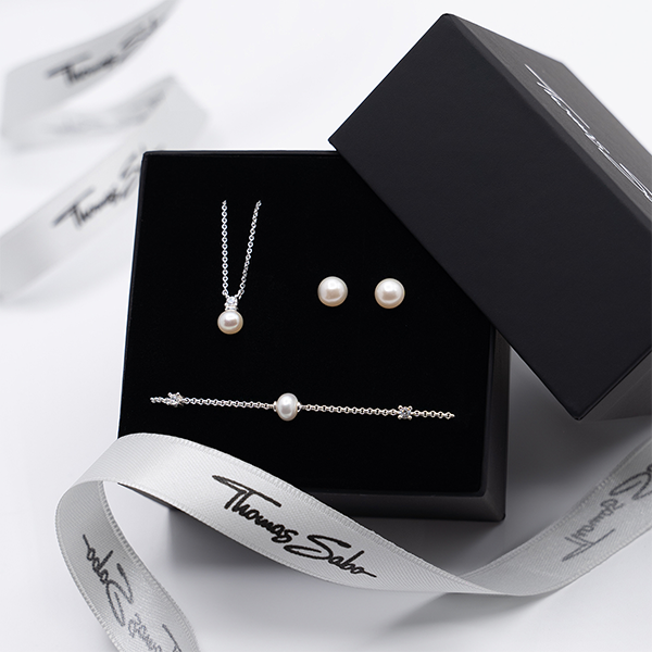 Elegant pearl set