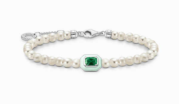 Bracelet with white pearls and green stone